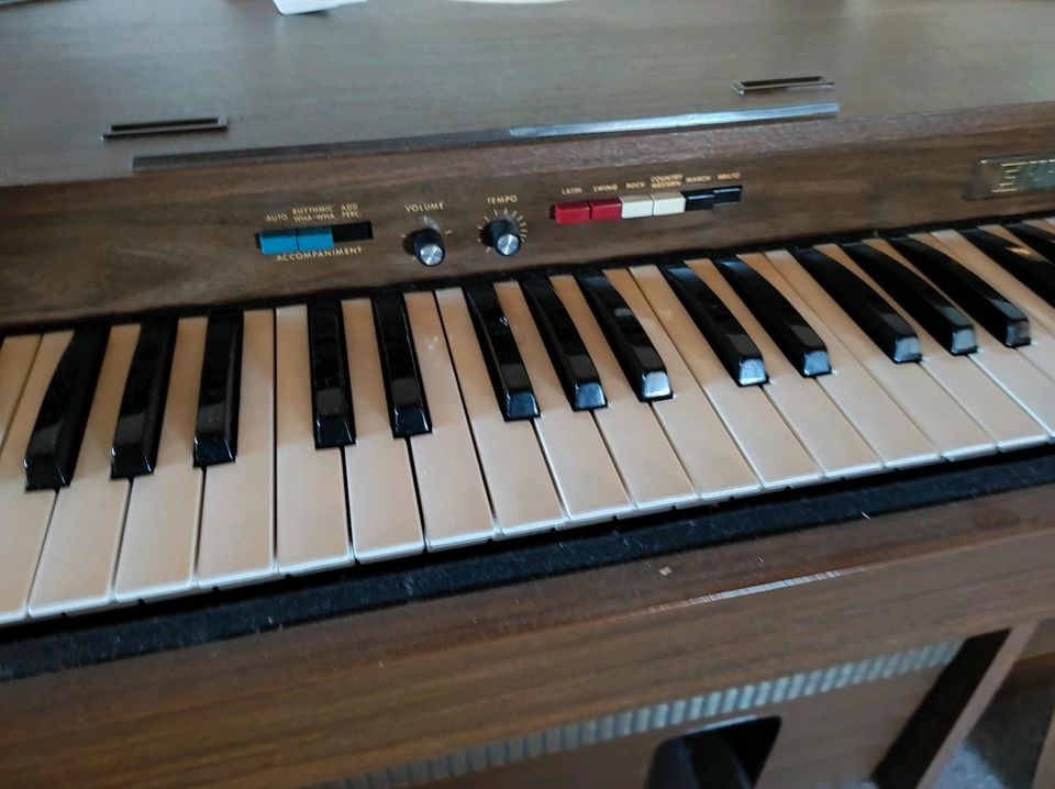 Heimorgel Musikinstrument Farfisa (Orgel, Klavier) in Rot an der Rot