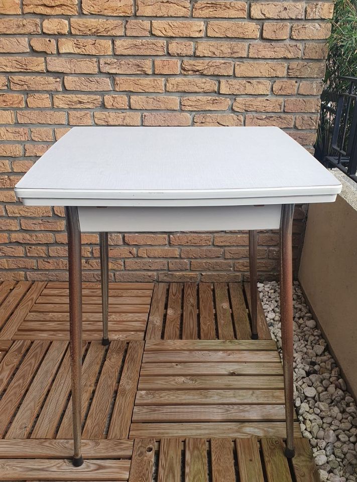 Kleiner Tisch, ausziehbar (BHT 64,5-103x75x64 cm) in Oldenburg