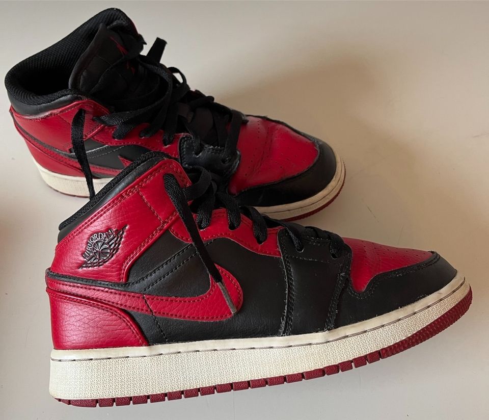 Jordan Air 1 Mid (GS) Gr. 38 schwarz/rot/weiß in Fulda