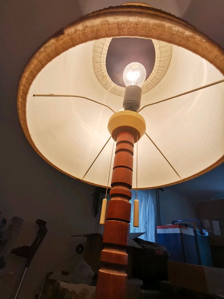 Antike Stehlampe in Auma
