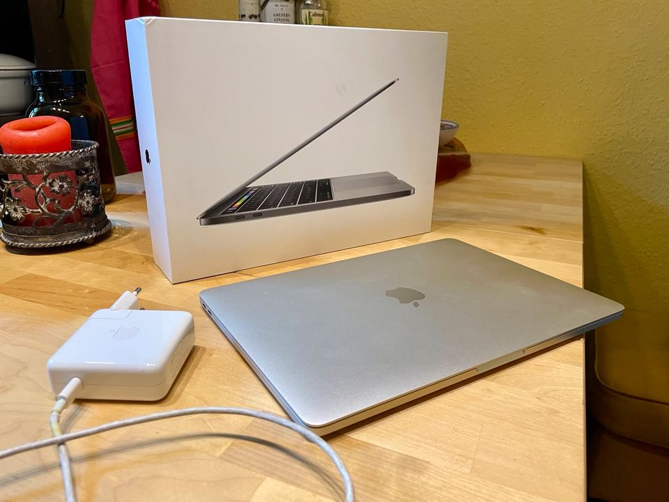 MacBook Pro 13“ / 8GB RAM / 256GB SSD - TOP mit OVP! in Berlin