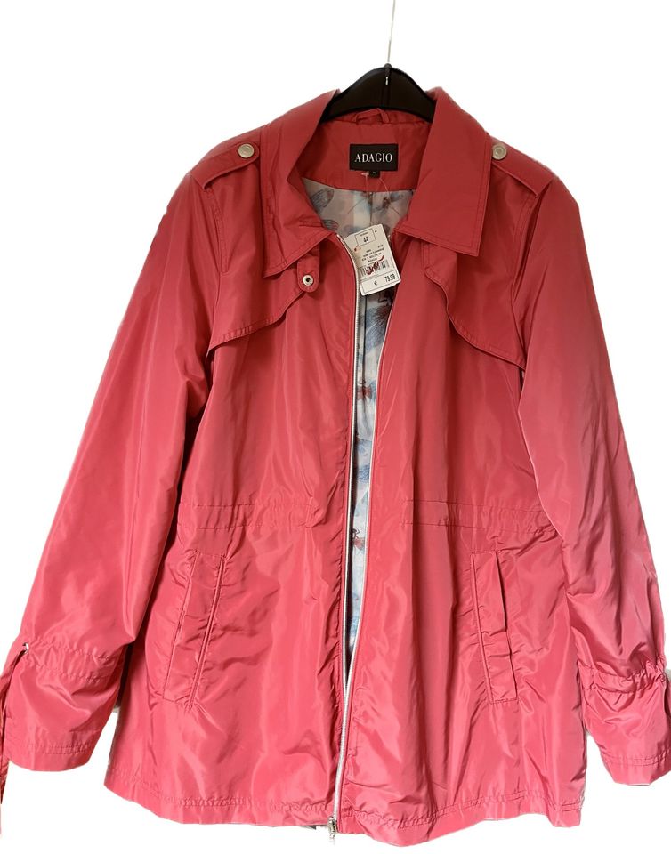 Leichte Damen Übergangsjacke/ Regenjacke  Gr. 44 melon orange/rot in Gießen