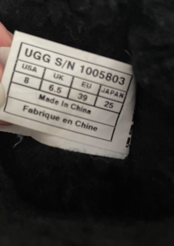 Ugg Boots Winterschuhe warm schwarz Gr. 39 in Würselen