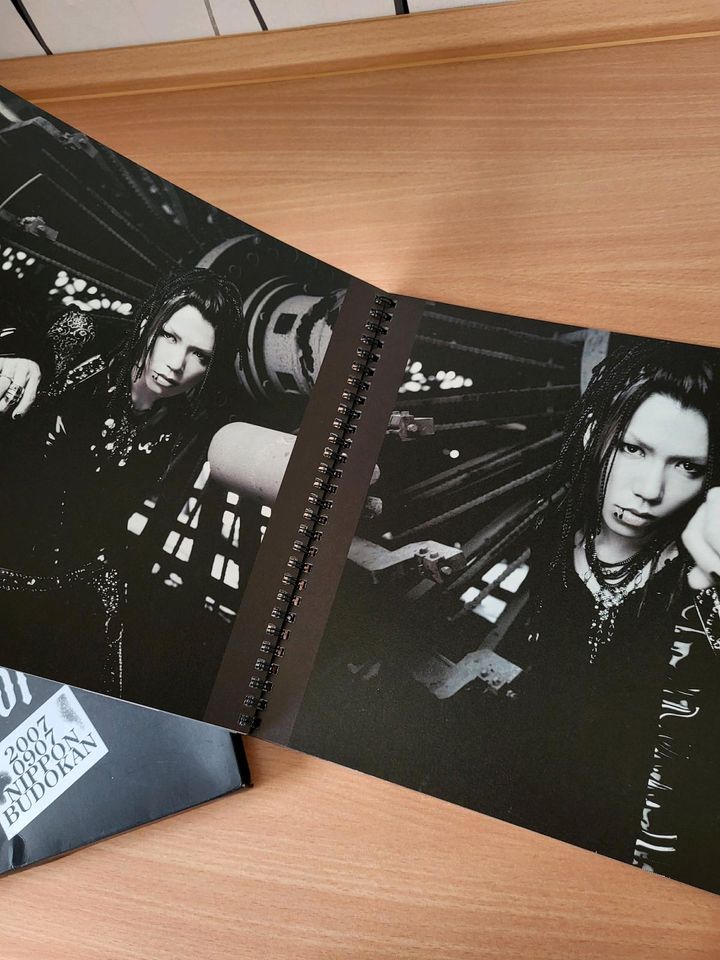 The Gazette Pamphlet Stacked Rubbish Pulse wriggling to Black 01 in Cuxhaven