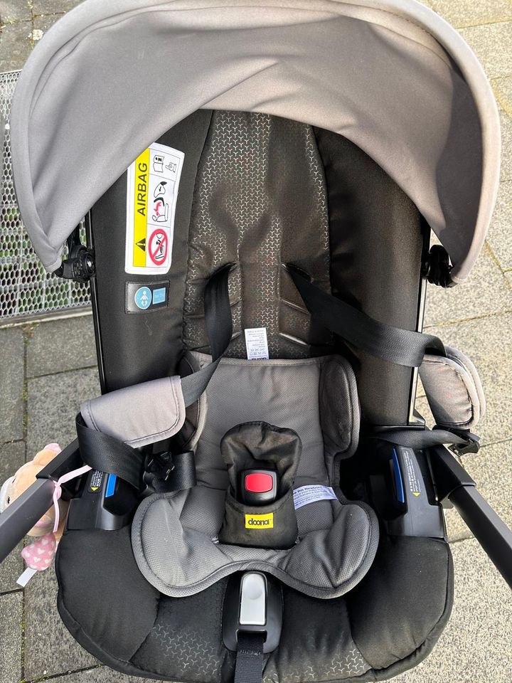 Doona Babyschale/ Kinderwagen 2 in 1 + isofix in Duisburg
