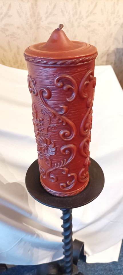 Kerze (rot) / Kerzenständer (schwarz) / Gusseisen / Gußeisen in Marl