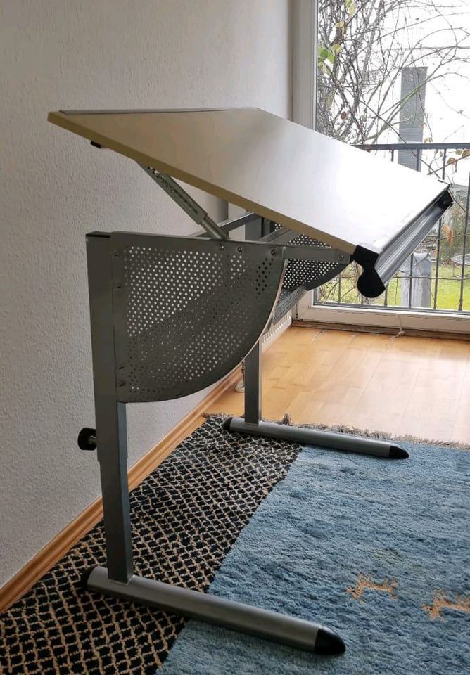 Höhenverstellbarer Schreibtisch in Oberursel (Taunus)