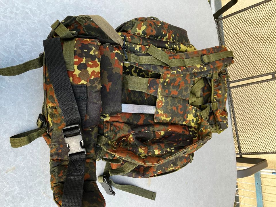 Tourenrucksack Rucksack im Bundeswehr Flecktarn reparaturbedürfti in Kaufering