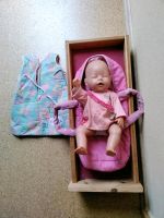 2 Baby Puppen viel Zubehör Bett Schlafsack Tragetasche Kleidung Niedersachsen - Filsum Vorschau