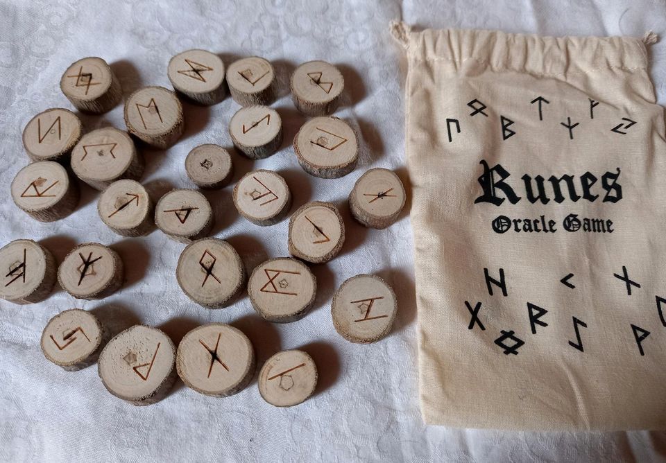 Runen Orakel - Holz Handarbeit im Baumwollbeutel in Selk