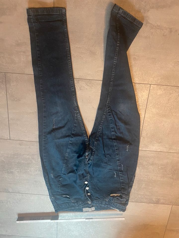 Jeans modern destroyed Größe M/L Naht Oberschenkel Bikerstil in Schwebheim