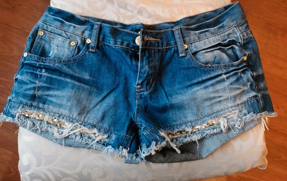 Neuwertige Damen Jeans Shorts Gr L in Hannover