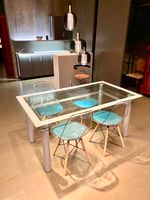 Wohnzimmer/Küchentisch mit transparenten Designer Stühlen Berlin - Schöneberg Vorschau