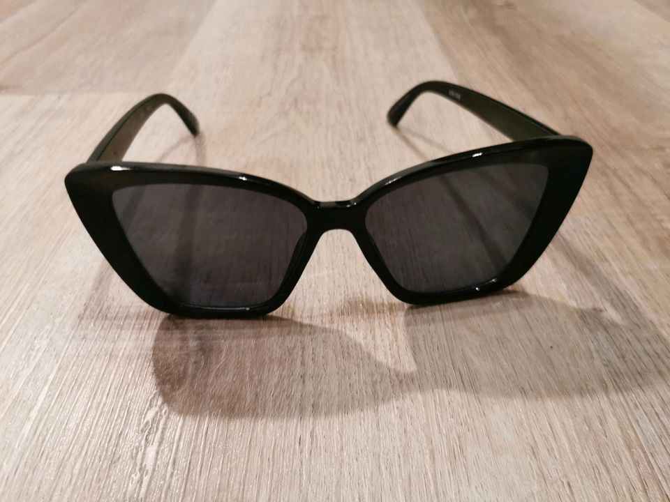 Damen Sonnenbrille schwarz neu in Hannover