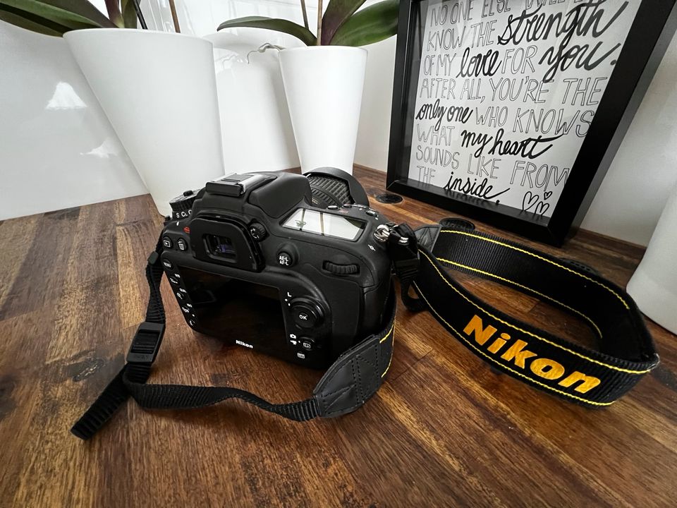 Nikon D7100 Spiegelreflexkamera mit Nikon DX Objektiv in Augsburg