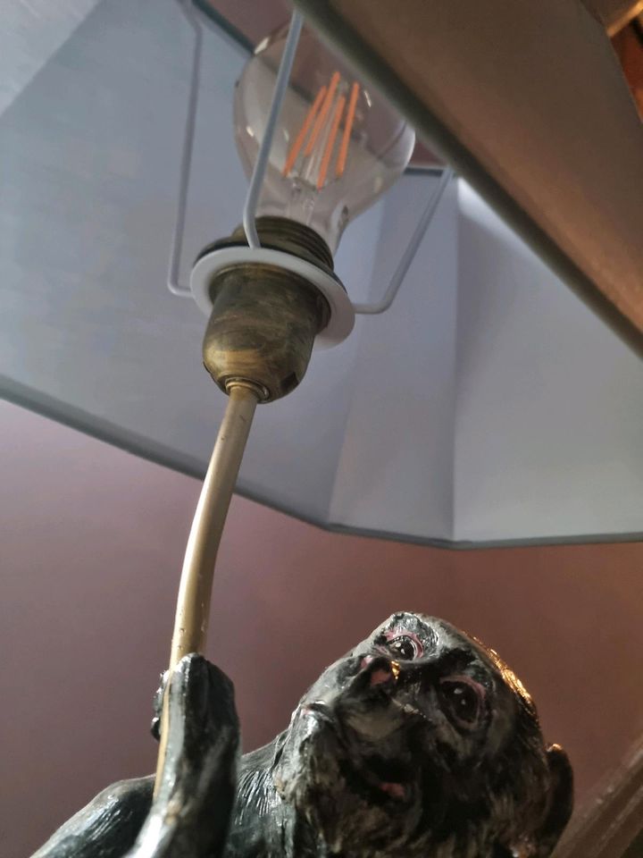 Große Lampe mit Affe bemalt  in schwarz grau in Overath