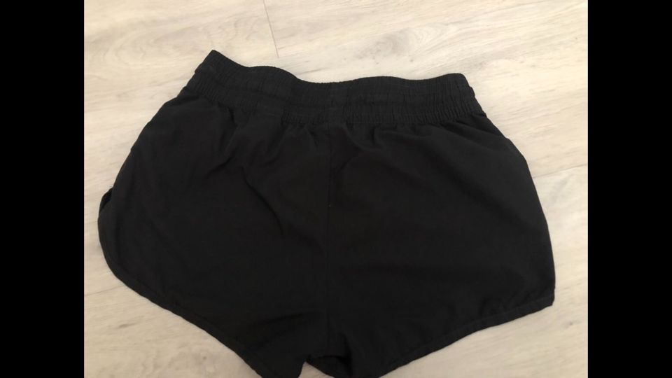 Sport Hose H&M schwarz kurz in Nürnberg (Mittelfr)