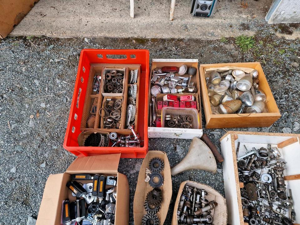Konvolut alter Fahrrad Teilen Oldtimer vorkrieg DDR Teilemarkt in Ebersbach/Sachsen
