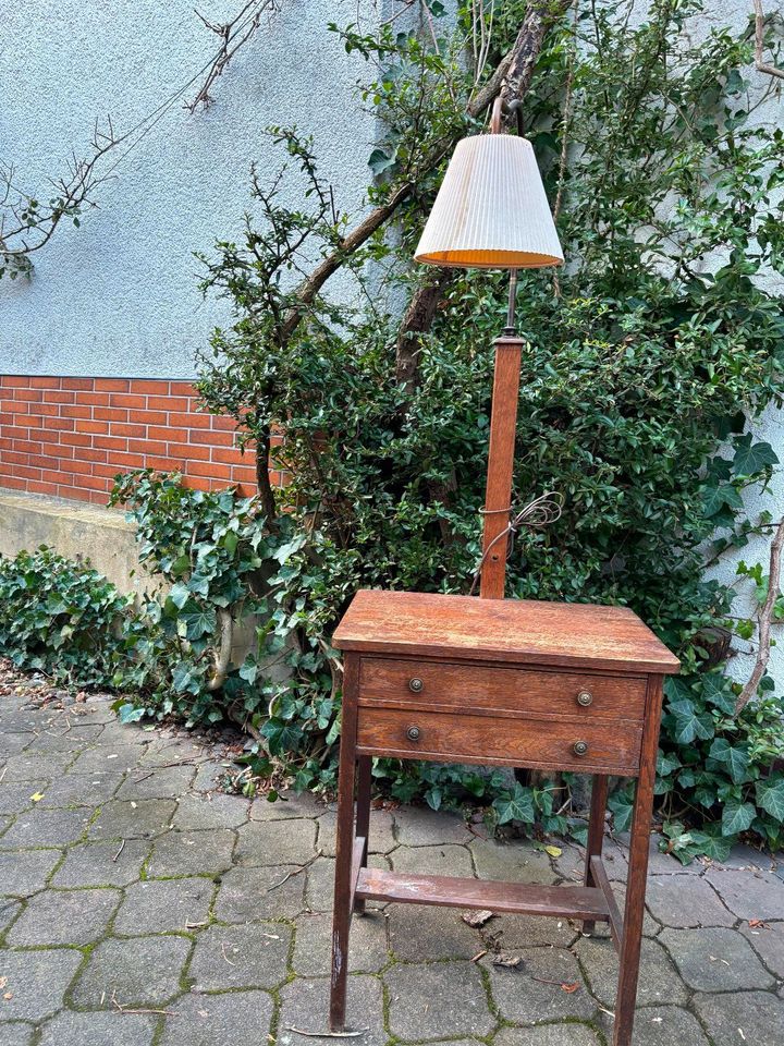 Altes Nähtischchen mit Lampe in Schwalmstadt