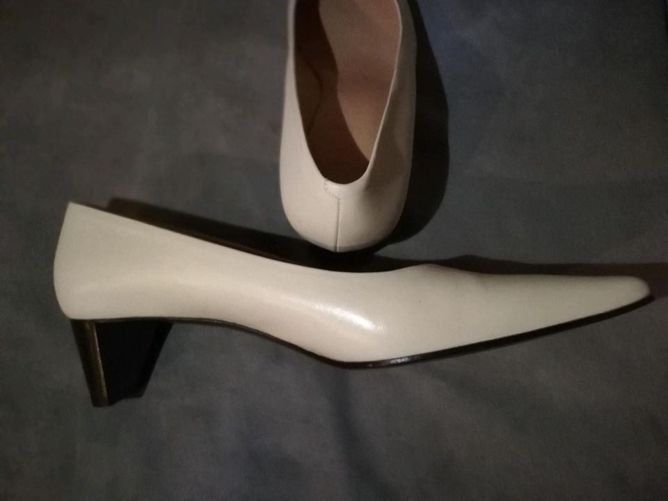 Pumps Creme weiß, 39 von Bally NEU in Berlin