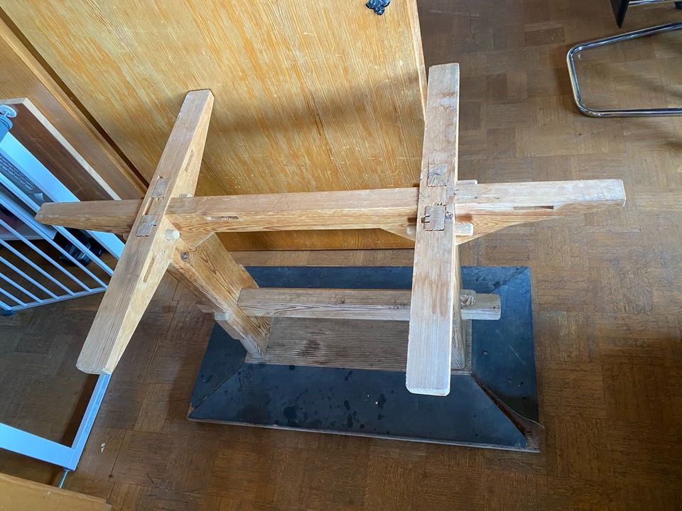 Tischbein Holz zu verschenken in Erkenbrechtsweiler