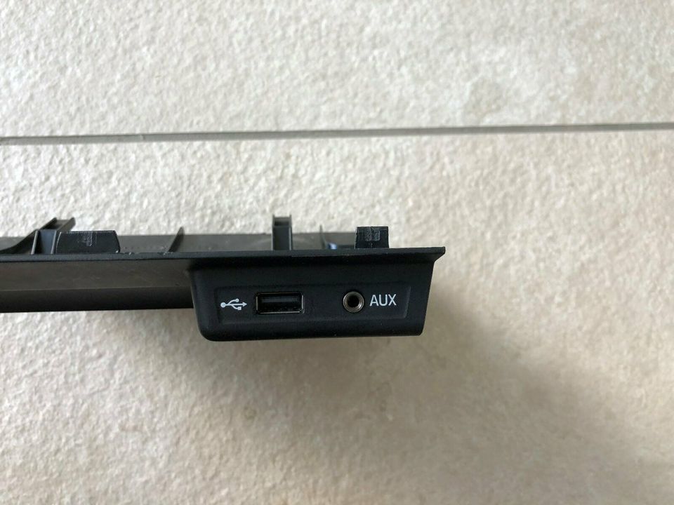 Skoda Octavia III 5E Schalter AUX USB Adapter Anschluss in Altfraunhofen