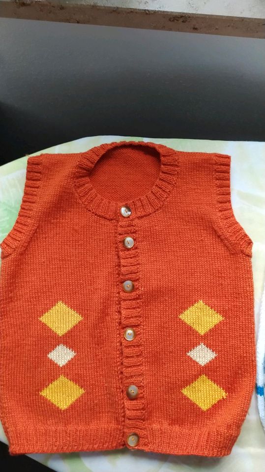 Handgestrickte Weste ohne Ärmel in Kösching