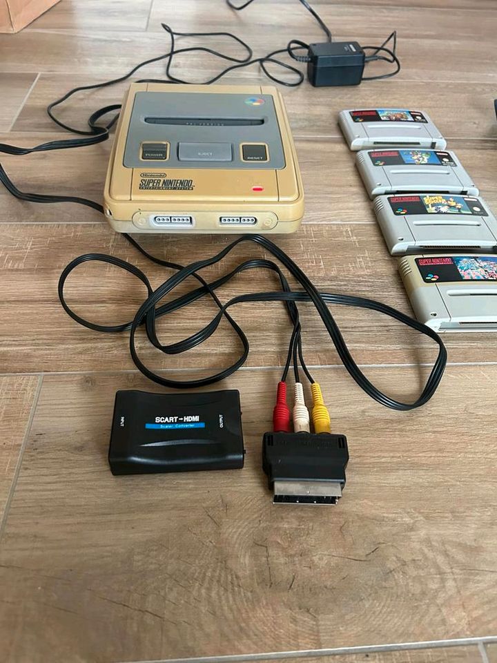 Super Nintendo + 4 Spiele + 5 Controller ( rar/ 90er Jahre) in Wegberg