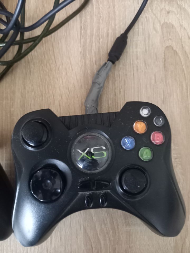 Xbox mit 3 Controller und 1 Spiel in Langenau