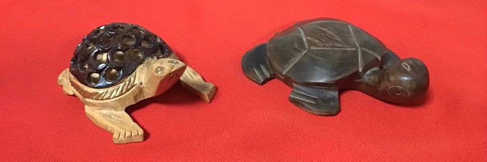 Zwei Holz Figuren- Schildkröten ( Qualität Holz) in St. Georgen