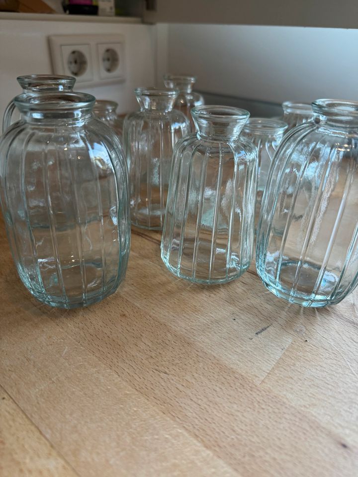 9 kleine Vasen in Krefeld