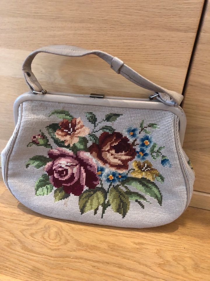 Handtasche Vintage 60er/70er Jahre handbestickte Blumenhandtasche in Brilon