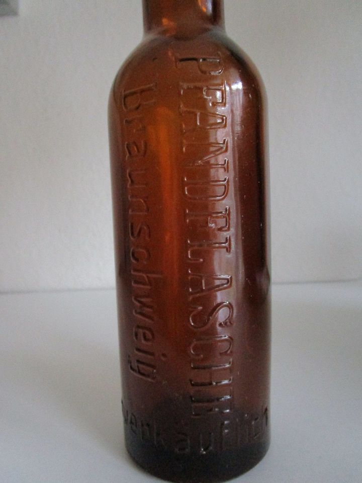 alte Glasflasche, Braunschweig, Braunglas, Brauerei, Glas, in Hannover