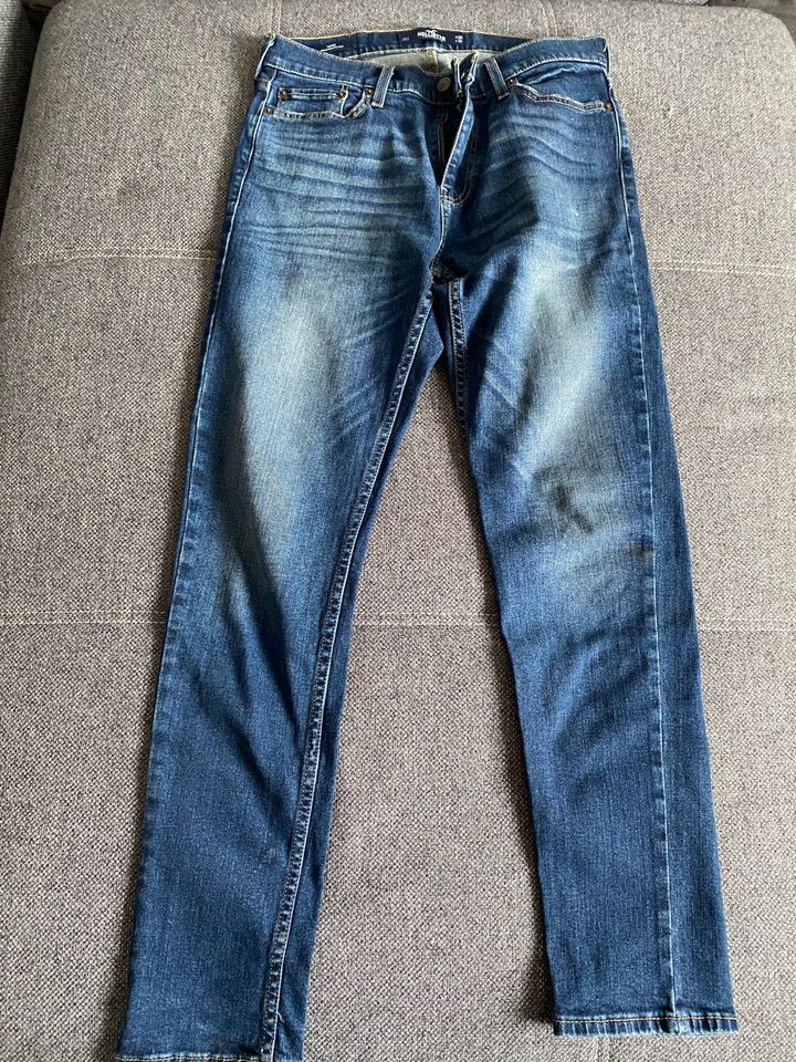 Hollister Jeans dunkelblau TAPER Weite 30 Länge 32 in Darmstadt