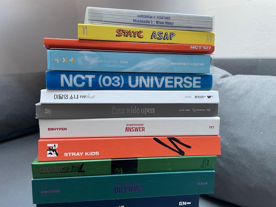 25 Stück K-Pop  Alben zum sammeln und anhören in Surberg