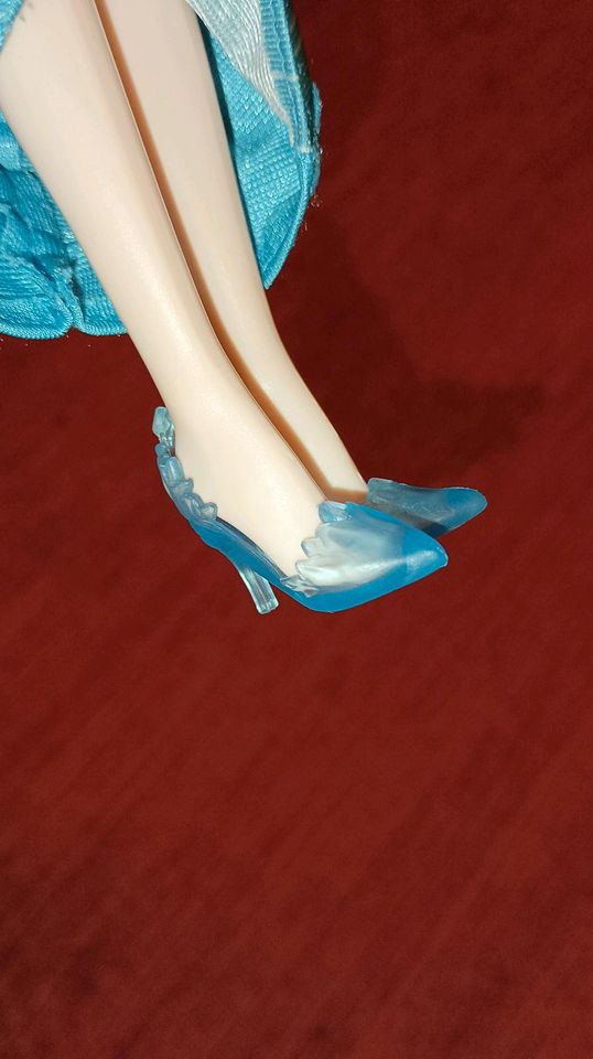 Eiskönigin Elsa Puppe Hasbro wie Barbie Prinzessin in Spay