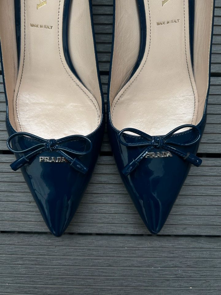 Prada Navy Patent Leather Pointed-Toe Bow Pumps in Düsseldorf