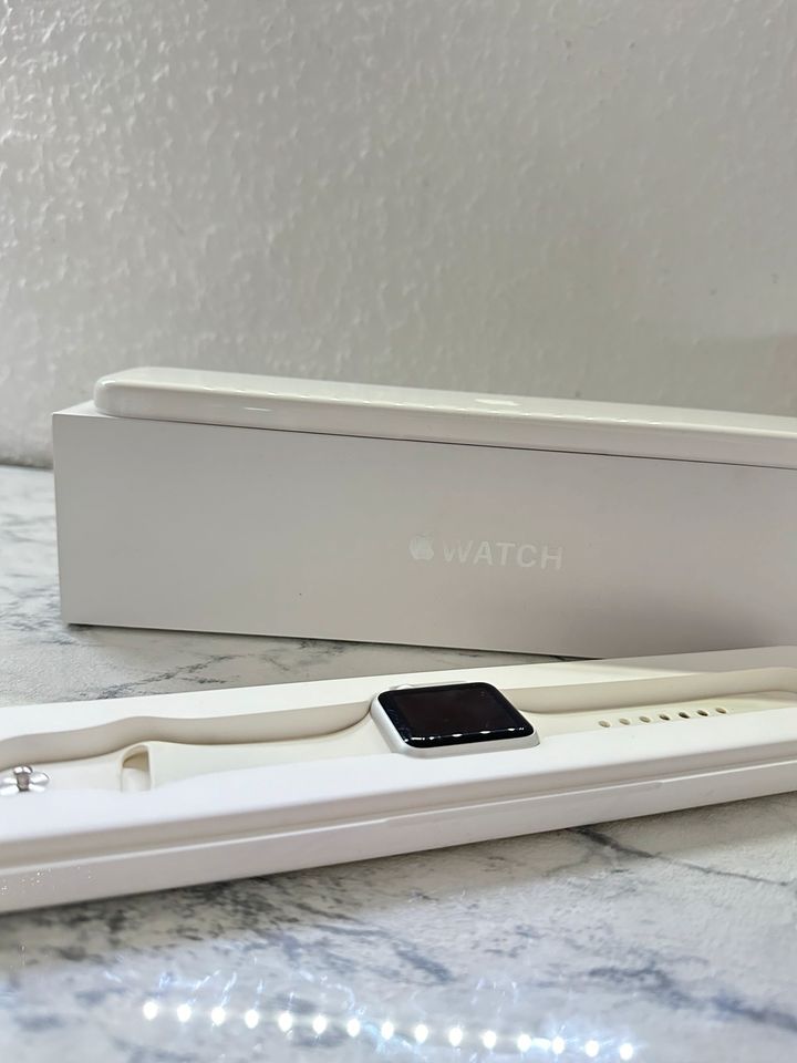 Apple Watch 38mm Case Silber/ white mit Sport Band weiß in Aschaffenburg