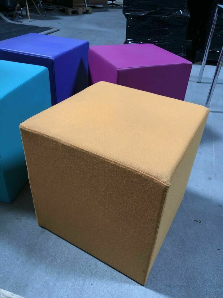 4 Sitzwürfel versch. Farben Wartebereich Empfang aus Insolvenz in Offenbach