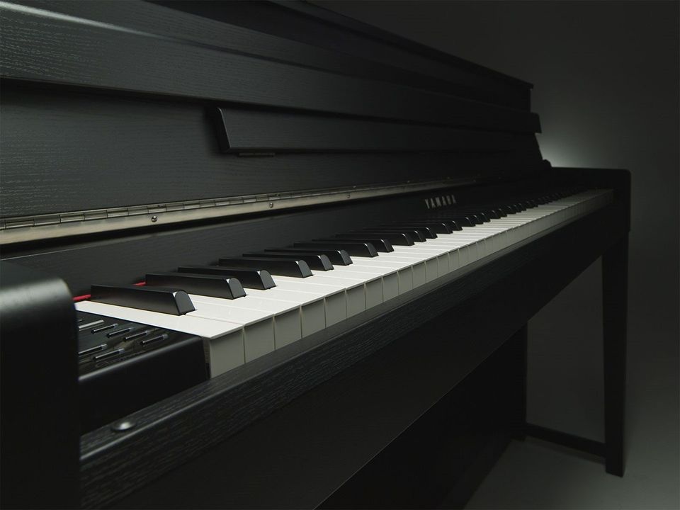 Yamaha CLP-585 PE Clavinova Digital Piano Polished Ebony in Ringgau