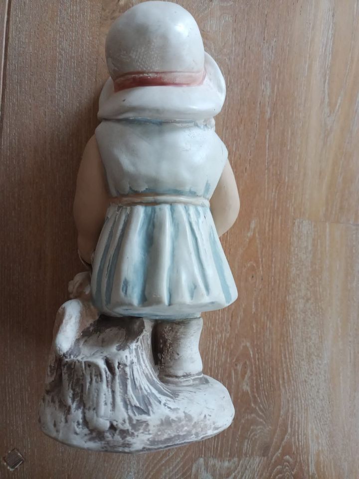 Alice-Figur: Mädchen mit Hund in Kreuztal