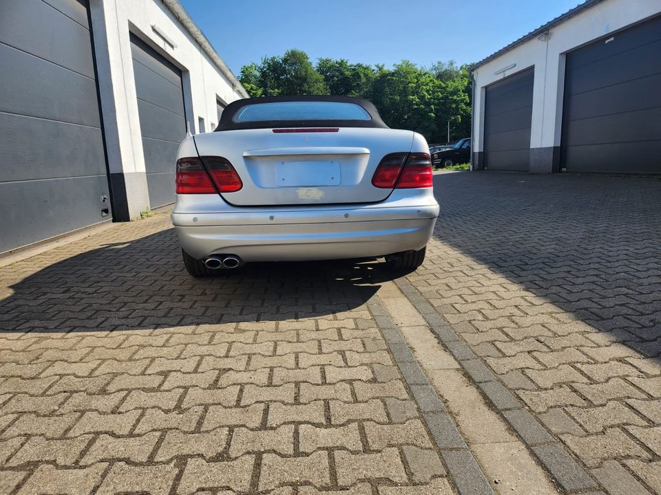 einen bereits teilweise restaurierten Mercedes CLK Cabrio in Duisburg