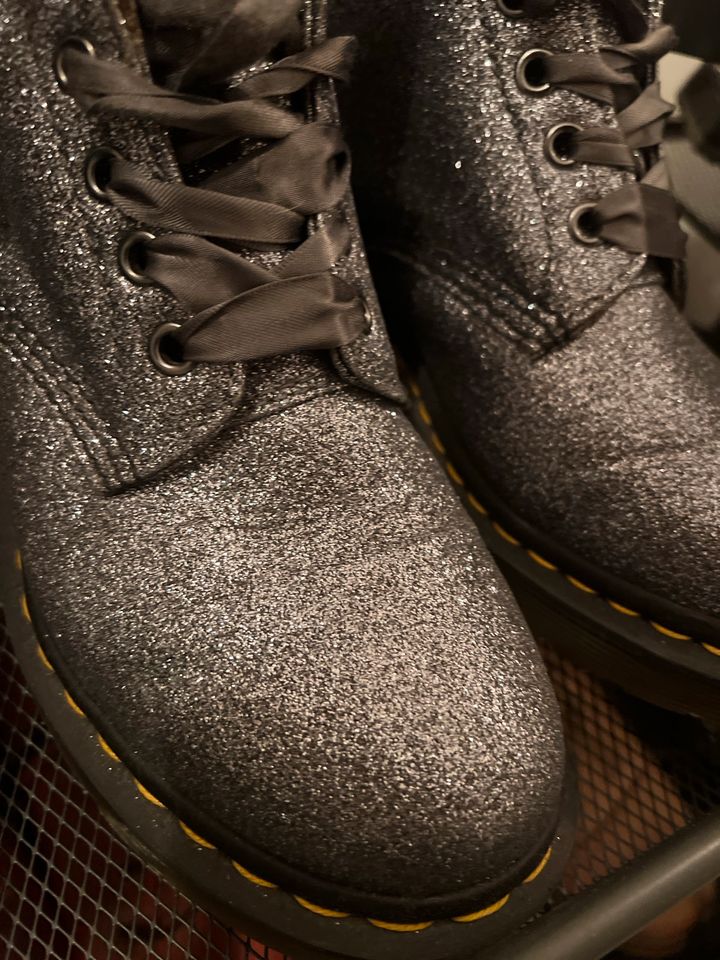 Dr Martens Glitzer Boots in Gangelt