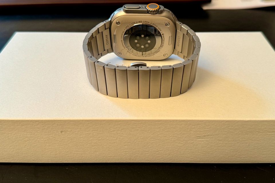 Apple Watch Ultra mit Ocean Armband in weiß in Traunreut