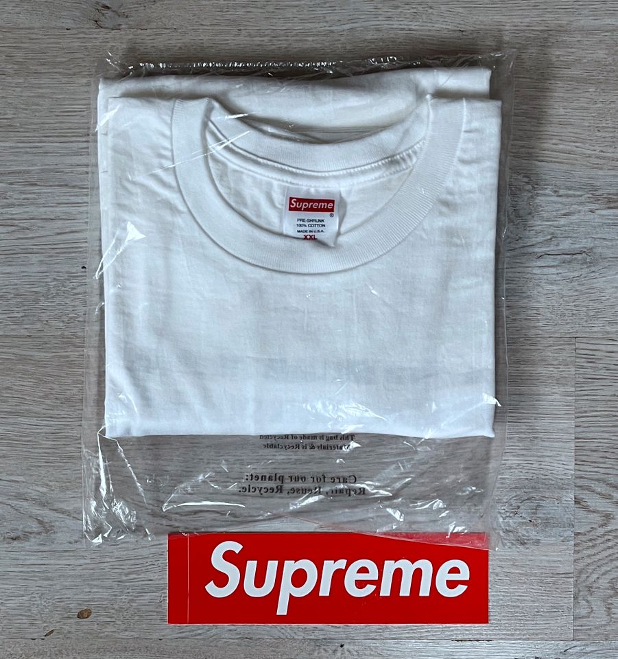 Supreme Play Dead T Bogo in XXL in Überherrn