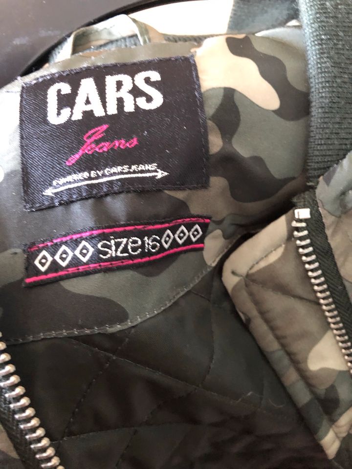 Camouflage Jacke  passt S und M Größe in Berlin