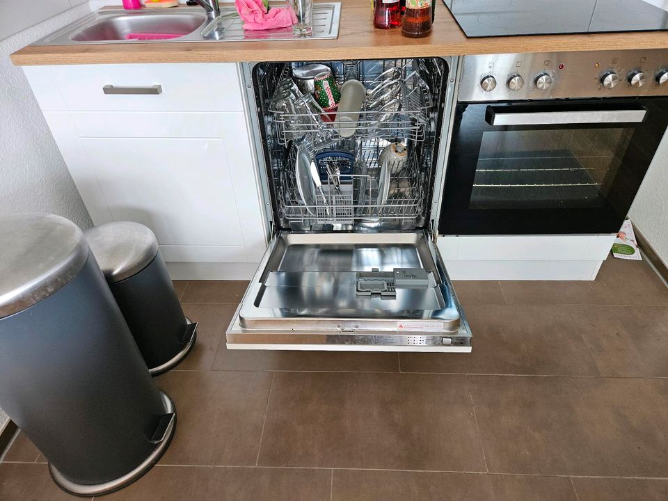 Schnuckelige Küchenzeile Held mit E- Geräten in Bonn