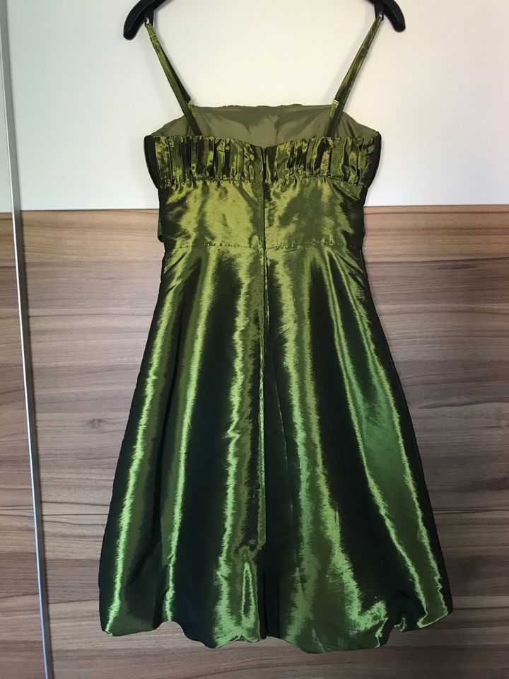 Ballkleid / Cocktailkleid / glänzend / olive / khaki / Größe 34 in Thannhausen