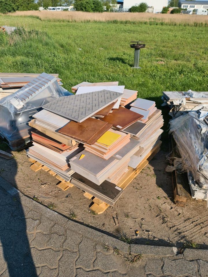 Fliesen Bodenfliesen Wandliesen Reste zu verschenken in Brandenburg