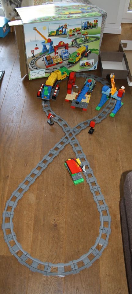 Lego Duplo Eisenbahn 5609 mit viel Zubehör in Mauritz